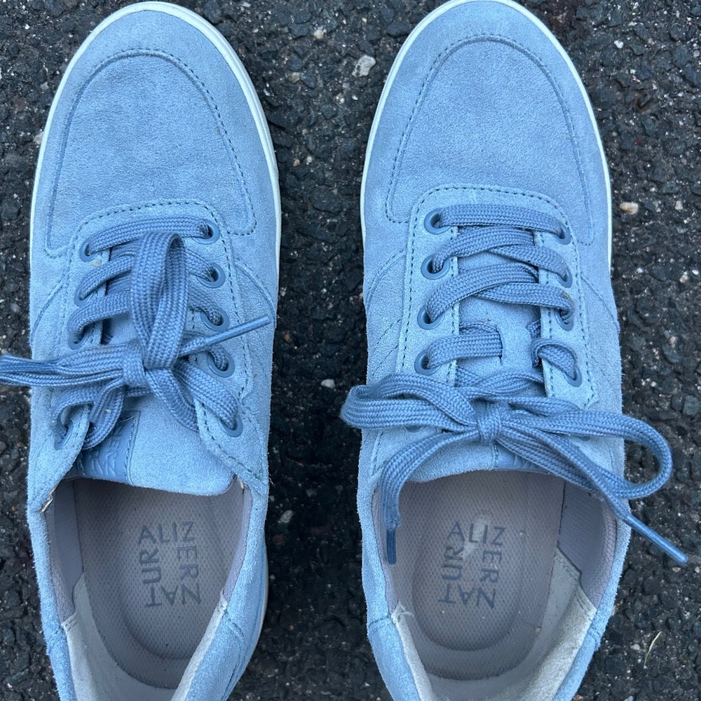Naturalizers sky blue leather sneaker. Super comfortable. Very light use. Women’